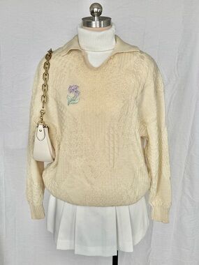 Vintage Virgin Wool Cable-Knit Pullover Sweater with Embroidered Flower